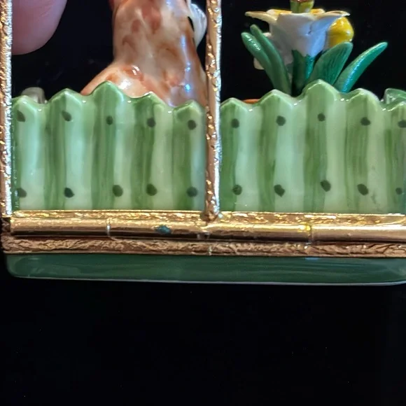 Limoges peint main "cat in flower bed" trinket box - Picture 5 of 9